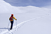 Skitourgeherin steigt zum Kreuzeck auf, Radstädter Tauern, Niedere Tauern, Salzburg, Österreich