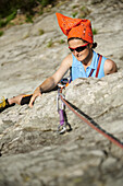 Frau klettert, Antona, Naturpark Apuanische Alpen, Toskana, Italien