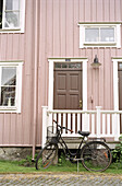 Fahrrad vor einem Holzhaus in Eksjö, Smaland, Südschweden, Schweden, Europa