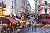 Menschen in der Einkaufsstrasse Rue de Montorgueil am Abend, 2. Arrondissement, Paris, Frankreich, Europa