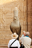 Horusstatue im großen Kolonnadenhof des Horustempel, Edfu, Ägypten, Afrika