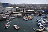 Blick auf Fischerboote im Hafen und Stadt, Valparaiso, Chile, Südamerika, Amerika