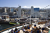 Menschen an Deck von Kreuzfahrtschiff MS Deutschland (Reederei Deilmann) und Blick auf Stadt beim Ablegen, Valparaiso, Chile, Südamerika, Amerika
