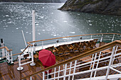 Mann mit rotem Regenschirm auf Deck von Kreuzfahrtschiff MS Deutschland (Reederei Deilmann), nahe Garibaldi Gletscher, Chilenische Fjorde, Beagle Kanal, Patagonien, Chile, Südamerika, Amerika