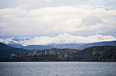 Küste und schneebedeckte Berge, Feuerland, Patagonien, Argentinien, Südamerika, Amerika