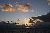 Wolken und Küste bei Sonnenaufgang, Isla Hornos, Patagonien, Chile, Südamerika, Amerika
