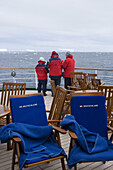 Menschen an Deck von Kreuzfahrtschiff MS Deutschland (Reederei Deilmann) blicken auf antarktische Eisberge, Südliche Shetlandinseln, Antarktis