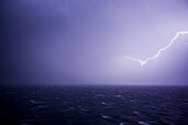Gewitter mit Blitz über dem Südatlantik, Südamerika, Amerika