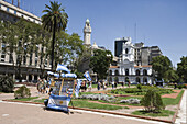 Stand mit argentinischen Flaggen an der Plaza de Mayo, Buenos Aires, Argentinien, Südamerika, Amerika
