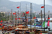 Schiffe im Hafen von Alanya, Südküste, Türkei