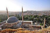 Blick von Zitadelle auf Mevledi-i Halil Moschee, Sanliurfa, Südost-Anatolien, Türkei