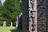 Figuren am Tempel in der Kunststätte Bossard, Mauerwerk, gebrannte Ziegel, Figuren im Garten, Jesteburg, Niedersachsen, Deutschland