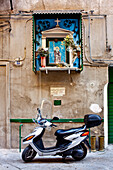 Vespa vor Heiligenbild, Palermo, Sizilien, Italien