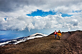 Wanderer am Gipfel, Krater, Ätna, Sizilien, Italien