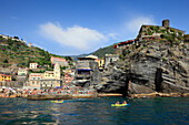 Blick vom Meer auf Vernazza, Bootsfahrt entlang der Küste, Cinque Terre, Ligurien, Italienische Riviera, Italien, Europa