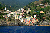 Blick vom Meer auf Riomaggiore, Bootsfahrt entlang der Küste, Cinque Terre, Ligurien, Italienische Riviera, Italien, Europa