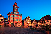 Rathaus und Marktbrunnen am abendlich erleuchteten Marktplatz, Heppenheim, Hessische Bergstraße, Hessen, Deutschland