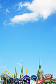 Oktoberfest und St. Paul Kirche, München, Bayern, Deutschland