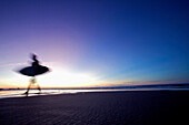 Surfer am Strand, Istmo de la Pared, Fuerteventura, Spanien