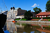 Spiegelung der Gebäude im Fluss, Fluss Aurajoki, Turku, Finnland