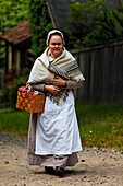 Frau in typischer Tracht im Luostarinmäki Handwerksmuseum, Turku, Finnland
