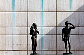 Zwei Plastiken vor dem Wäinö Aaltonen Museum of Art, Statuen vor dem Wäinö Aaltonen Museum, Turku, Finnland