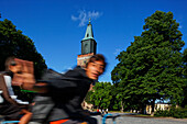 Jugendlicher radelt über den Kathedralenplatz, Turku, Finnland