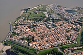 Le Château town and citadelle  Aerial view  Island of Oleron  Charente Maritime  France//  Le Château le bourg et la citadelle  Vue aérienne  île d´Oléron  Charente Maritime  France
