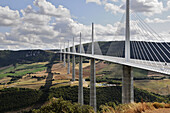 France, Aveyron 12, Millau, le viaduc de l´Autoroute A75 au dessus du Tarn, entre les causses de Sauveterre et du Larzac, concu par l architecte Lord Norman FOSTER