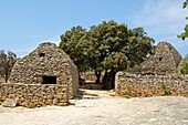 France, Provence, Luberon, Gordes, Le village Les Bories restauré avec des cabanes gauloises en pierre sèche