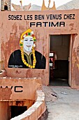 Maroc, Haut-Atlas, la vallée du Dadès, dites vallée des Kasbah, mannequins devant le restau de Fatima