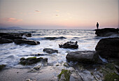 Pescando en la Playa de Azkorri en Bizkaia