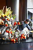 Dekoration im Restaurant im Bulgari Hotel Mailand, Lombardei, Italien