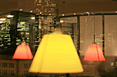 Lampen und Skyline reflektieren sich in einer Fensterscheibe, Frankfurt am Main, Hessen, Deutschland
