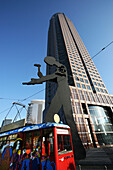 Ebbelwoi-Express, Mann mit dem Hammer Skulptur, Messeturm, Architekt Helmut Jahn, Frankfurt am Main, Hessen, Deutschland