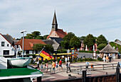 Blick auf Häuser und Hafen von Schaprode, Schaproder Bodden, Rügen, Mecklenburg-Vorpommern, Deutschland, Europa