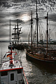 Segelschiffe im Hafen unter grauen Wolken, Hansestadt Stralsund, Mecklenburg-Vorpommern, Deutschland, Europa