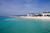 Türkisfarbenes Wasser und weißer Sandstrand mit Hotels, Playa del Carmen, Quintana Roo, Mexiko, Mittelamerika