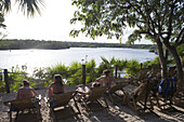 Menschen in Liegestühlen im Xel Ha Water Park, nahe Tulum, Quintana Roo, Mexiko, Mittelamerika