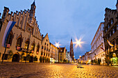 Rathaus in der Altstadt, St. Martinskirche im Hintergrund, Landshut, Bayern, Deutschland