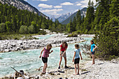 Zwei Frauen und zwei Mädchen am Isarufer, Hinterautal, Isarradweg, Karwendel, Tirol, Österreich