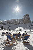Sonnenliegen an einer Skipiste, Alta Badia, Hochabtei, Dolomiten, Trentino-Südtirol, Italien