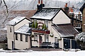 Europe, UK, England, Kent, Chislehurst - The Ramblers Rest pub in snow