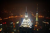 Chine, Shanghai, vue de Pudong et du toit de la tour Jin Mao depuis le Shanghai World Financial Center // China, Shanghai, Pudong District, the Illuminated roof of the Jin Mao Tower seen from the Shanghai World Financial Center