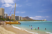 Menschen und Katamaran am Waikiki Beach, Honolulu, Oahu, Insel, Waikiki Beach, Honolulu, Oahu, Hawaii, USA, Amerika