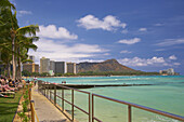 Promenade mit Blick auf Hotels und Küstenlandschaft, Diamond Head, Waikiki Beach, Honolulu, Oahu, Insel, Hawaii, USA, Amerika