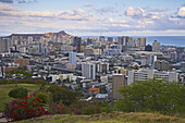 Blick auf Honolulu mit Diamond Head unter Wolkenhimmel am Abend, Honolulu, Oahu, Hawaii, USA, Amerika