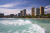 Blick auf Wellen und Hotels am Strand, Waikiki Beach, Honolulu, Oahu, Insel, Hawaii, USA, Amerika