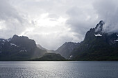 Fjord und Berge, nahe Trollfjord, Finnmark, Norwegen, Europa