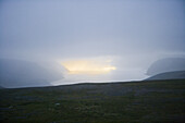 Mystischer Nebel im Fjord bei Mitternachtssonne, nahe Nordkapp, Finnmark, Norwegen, Europa